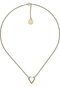 Goudkleurige metalen ketting met een delicate schakel, voorzien van een geometrische holle diamantvormige hanger en een klein rond label nabij de sluiting.