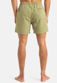 Khaki svømmeshorts med elastisk liv, meshfôr og en baklomme med knapp. Glatt stoff med matt finish.