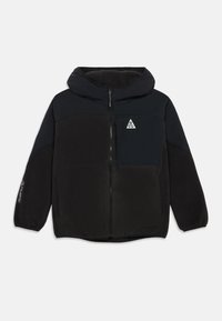 Jachetă din fleece cu glugă, neagră, cu fermoar, dotată cu buzunar pe piept, logo ACG pe piept, logo Polartec pe mâneca stângă și manșete elastice.