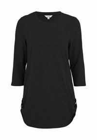 Mustassa pitkähihainen paita, jossa on pyöreä kaula-aukko, pehmeää kangasta ja sivuilla rypytystä, joka sisältää koristeellisia metalliosia helmassa.