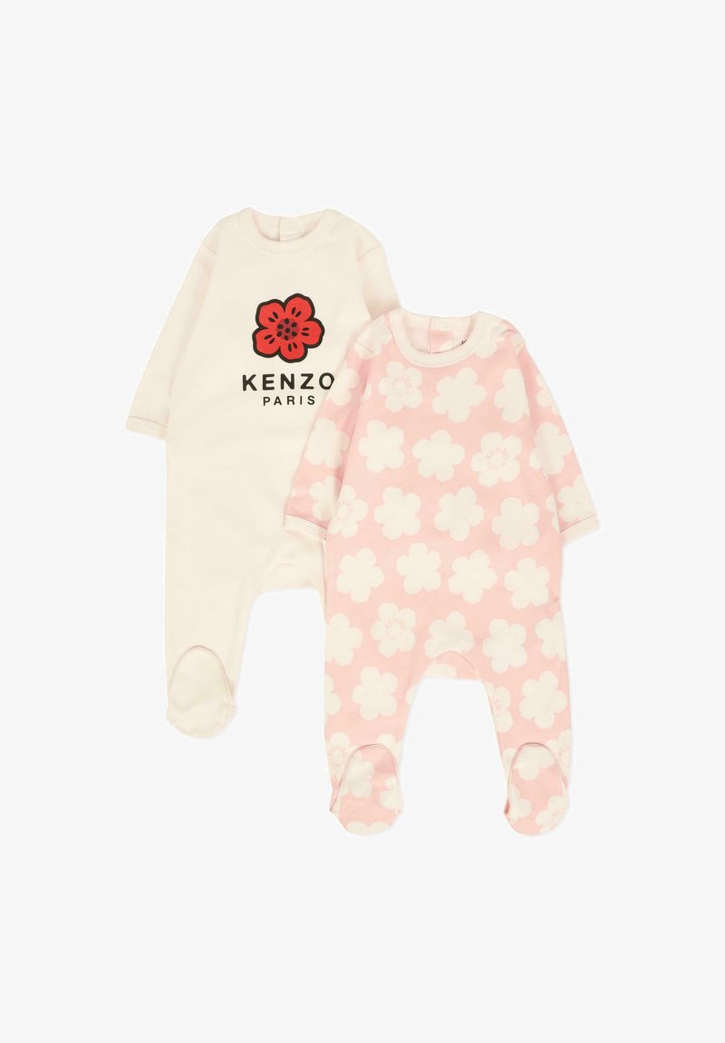 Due tute per neonati: una color crema con un logo a fiore rosso e il testo "KENZO PARIS", e una rosa con motivi floreali bianchi. Entrambe hanno un design con i piedi.