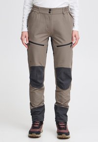 Buitenbroeken in bruin met zwarte accenten, voorzien van een ritszak, elastische tailleband, versterkte kniestukken en een taps toelopend ontwerp.