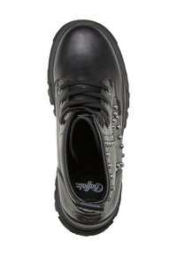 Botte de combat en cuir noir avec lacets à l'avant et clous métalliques le long du côté, vue de dessus sur fond blanc.