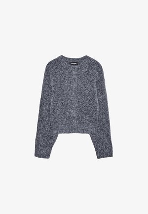Sivi pleten pulover iz mehkega blaga, z okroglim izrezom, dolgimi rokavi in zapenjanjem na gumbe spredaj. Kroj prirezan.