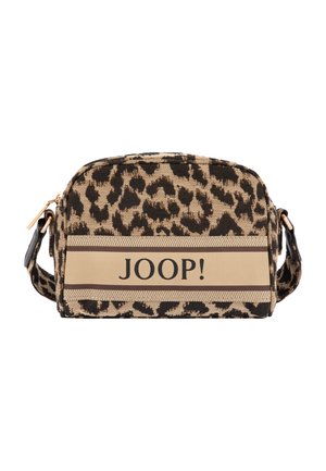 Lille rektangulær crossbody taske med leopardprint stof og beige stribe med "JOOP!" logo i sorte bogstaver.