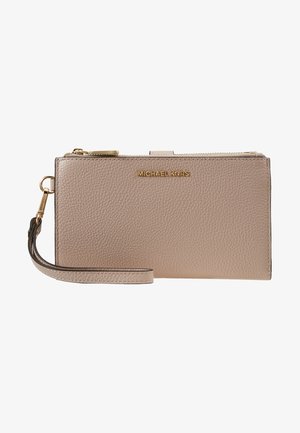 Beige leren portemonnee met een geribbelde textuur, gouden logo detail, bovenrits en een afneembare polsband. Rechthoekige vorm.