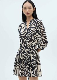 Rochie scurtă cu un model abstract în valuri negre și crem, având un decolteu cu nasturi, o talie legată cu un cordon și mâneci bufante, completată cu o fustă cu volane.