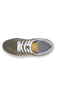 Sneaker verde con parte superiore in pelle texturizzata, lacci bianchi e un'accensione gialla sulla linguetta, caratterizzato da una fodera grigia e una suola bianca.
