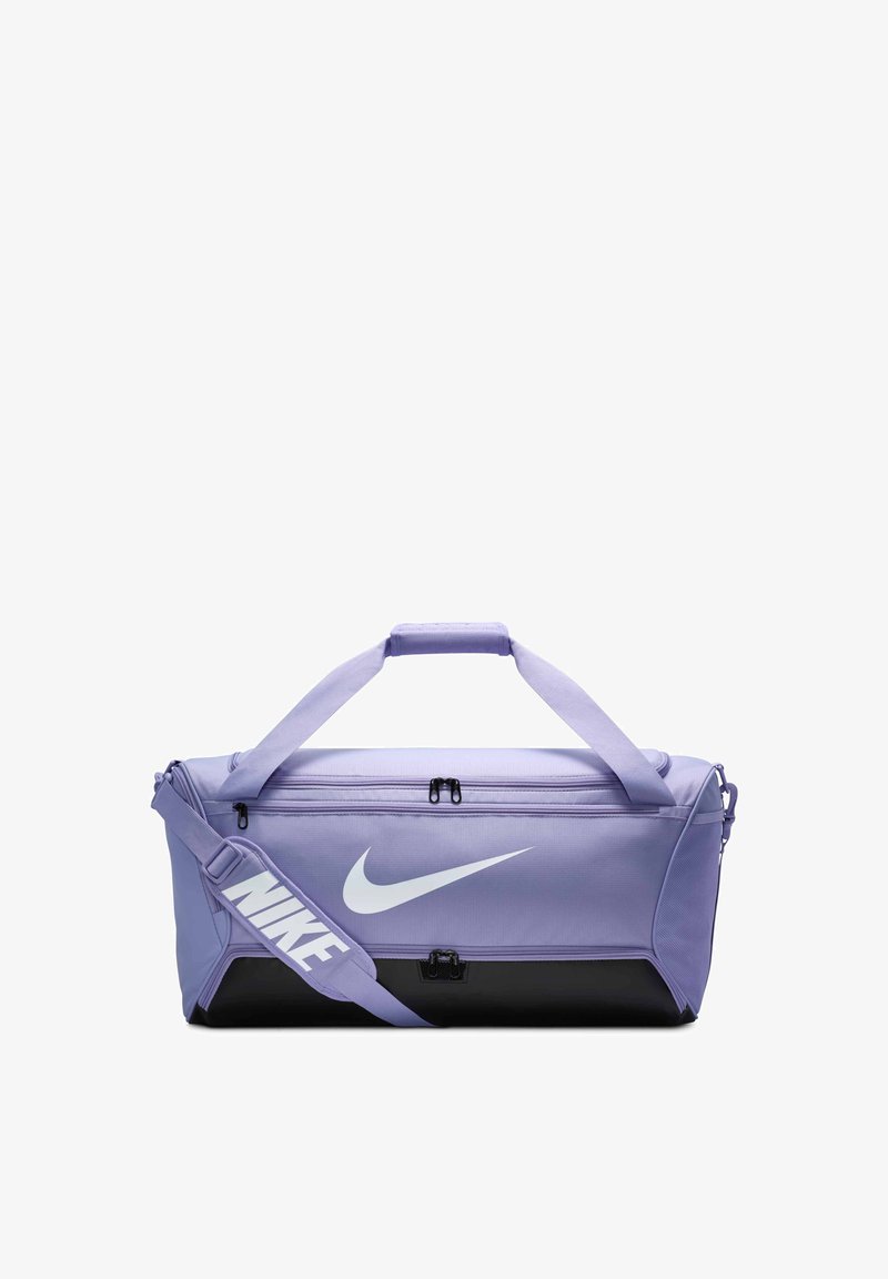 Paarse sporttas met zwarte onderkant, dubbele handvatten aan de bovenkant en een verstelbare schouderband. Voorzien van een groot wit Nike-logo op de zijkant.