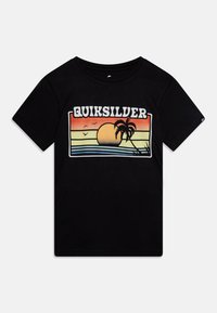 Juodas medvilninis marškinėlis su spalvinga grafika, vaizduojančia saulę, palmės ir bangas. Tekstas "QUIKSILVER" yra virš grafikos.