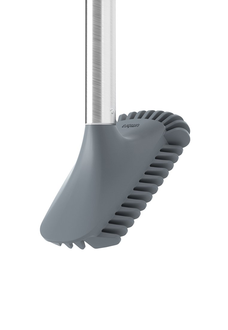 Outil de nettoyage gris avec une tête en caoutchouc et des poils texturés, fixé à un manche métallique élégant. Conception ergonomique pour faciliter son utilisation.