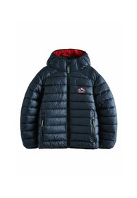 Chaqueta tipo puffer azul marino con interior rojo, capucha, cremallera frontal y bolsillos laterales. Presenta un logo de montaña en el pecho. Diseño acolchado texturizado.