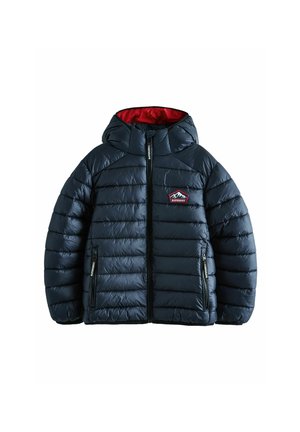 Giubbotto imbottito blu navy con interno rosso, cappuccio, zip frontale e tasche laterali. Presenta un logo di montagna sul petto. Design trapuntato testurizzato.