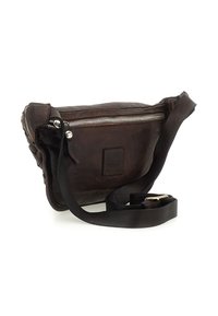 Borsa a tracolla in pelle marrone scuro con zip argentata, tracolla regolabile e piccolo logo a quadrato cucito sul davanti.