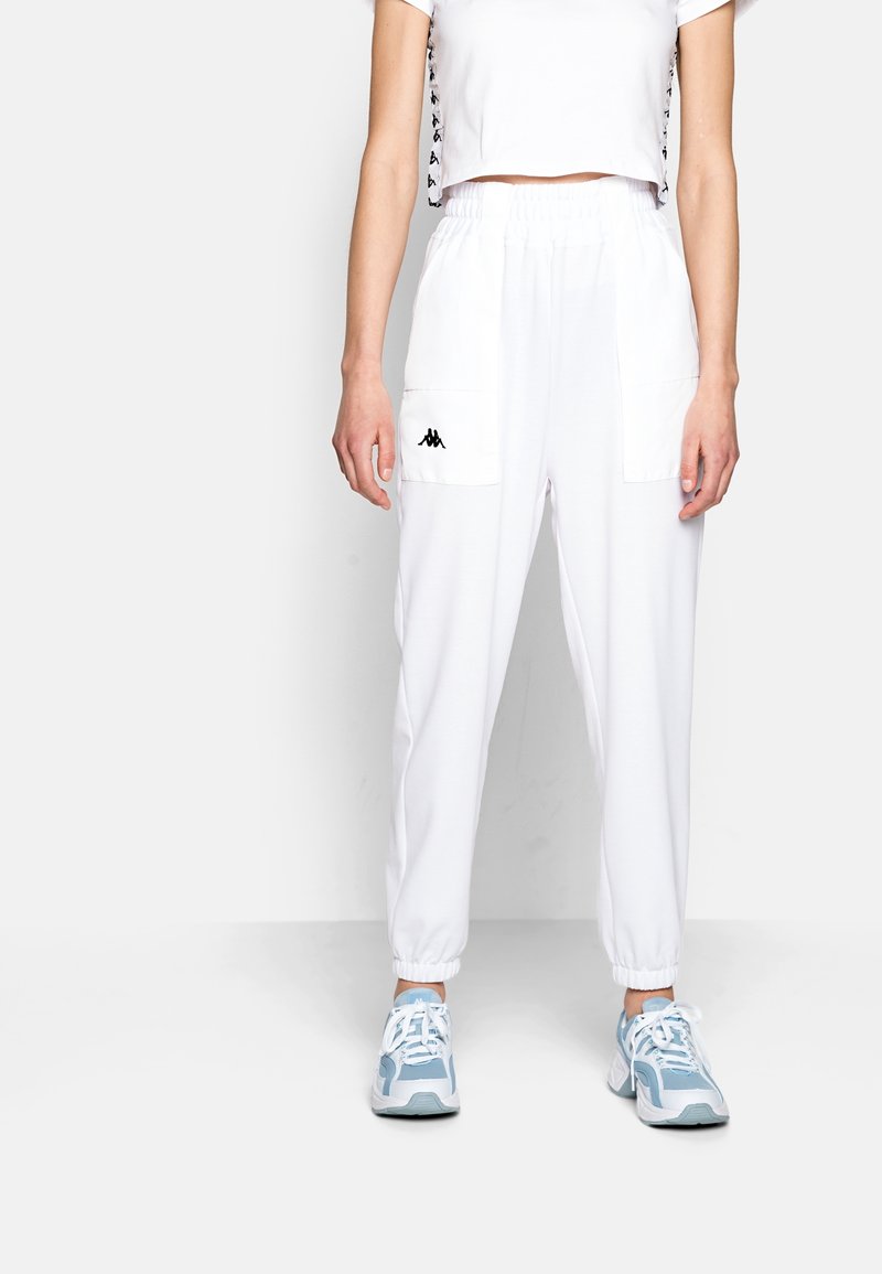 Vita cargobyxor med två framfickor och elastisk midja. Matchar med en kortärmad vit skjorta med svarta sidodekor.