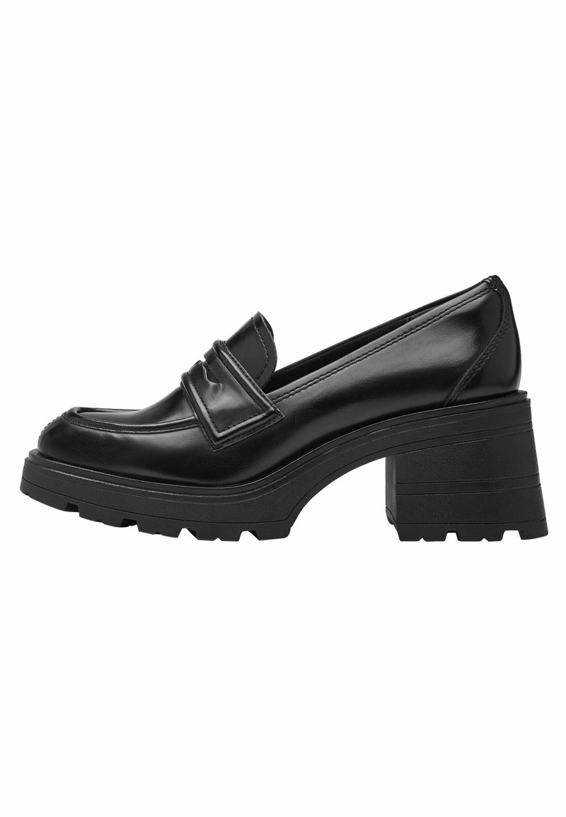 Mocassin en cuir noir avec talon carré épais et détail de bride cousue sur fond blanc.