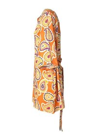 Kortærmet, orange satinbadekåbe med paisley-mønster i gul, lilla og hvid. Inkluderer et matchende bælte og en afslappet pasform.