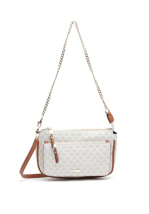 Skuldertaske i lyst gråt materiale med et gentaget logo mønster. Har brune detaljer, en guldkæde som strop og lynlås lukning.