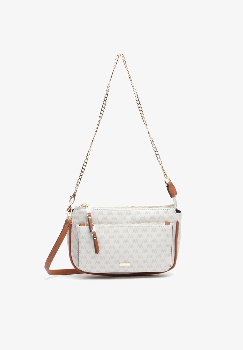 Kabelka přes rameno v světle šedém materiálu s opakujícím se vzorem loga. Má hnědé doplňky, zlatý řetízkový popruh a zapínání na zip.