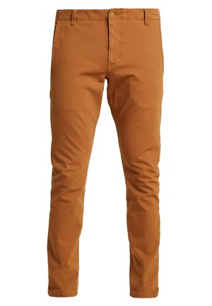Brune slim fit bukser med bæltestropper, knap foran, lynlåslukning og sidelommer på hvid baggrund.