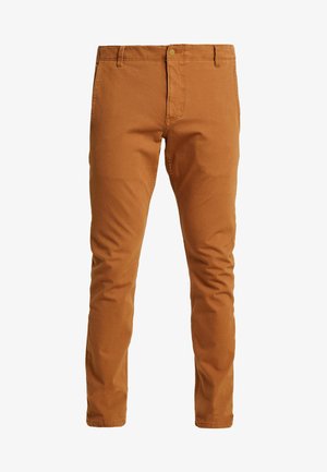 Pantaloni slim fit marroni con passanti per cintura, bottone frontale, chiusura con zip e tasche laterali su sfondo bianco.