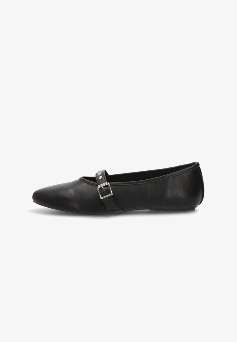 Bailarinas negras de piel sintética con puntera puntiaguda, un pequeño detalle de hebilla en una correa y una superficie suave.