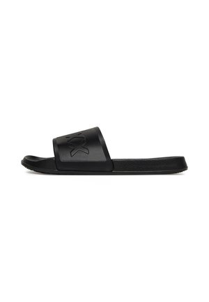 Sort enkelt slidesandal med tekstureret sål og bred rem præget med en stiliseret "AX" logo på oversiden.
