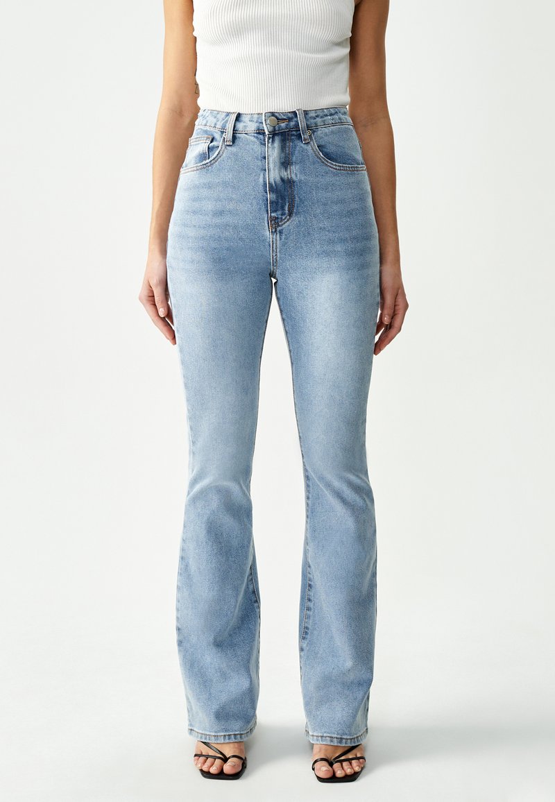 ST MRLO SIENNA Flared Jeans light blue wash/blauw Zalando.be