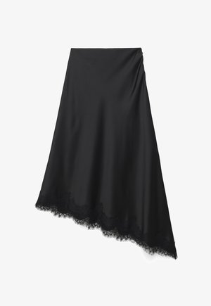 Melns asimetrisks svārki ar mežģīņu apdari pa nevienmērīgu apakšmali, izgatavots no gludas, zīdainas auduma.