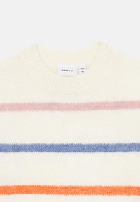 Maglione a maglia crema con strisce orizzontali rosa, blu e arancione, colletto girocollo a costine, etichettato come taglia 1-1½ anni.