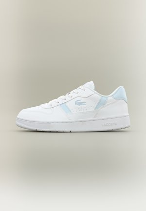 Baskets basses blanches avec accents bleu clair, fermeture à lacets, panneau latéral perforé et logo Lacoste sur le côté et la semelle.