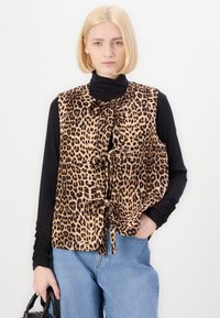 Γιλέκο με λεοπάρ μοτίβο από ελαφρύ ύφασμα, που διαθέτει στρογγυλή λαιμόκοψη και κλεισίματα με φιόγκο, συνδυασμένο με μαύρο ριπ λαιμόκομμα.