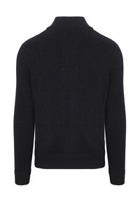 Zwarte gebreide trui met een hoge kraag, met een gestructureerd patroon en meerkleurige spikkels doorheen. Ribgebreide manchetten en zoom.