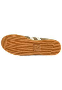 Sneaker in camoscio marrone con due strisce bianche, suola in gomma con motivo a spina di pesce e logo impresso sul tallone.