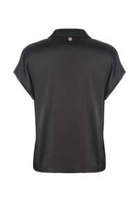 Blusa nera a maniche corte con colletto, texture liscia e un discreto dettaglio con logo sul retro, progettata in un fit rilassato.