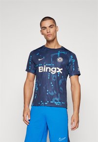 Herre atletiktrøje i marineblå med blå abstrakte mønstre. Har rund halsudskæring, korte ærmer og "Bingx" logo foran.