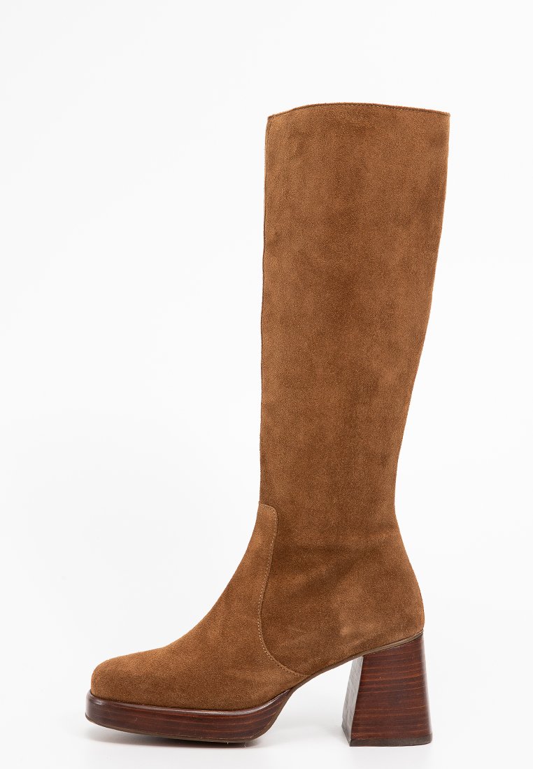 Bottes en daim marron, montant jusqu'au genou, avec un épais talon carré et un bout arrondi, présentant une texture lisse et uniforme, sans matériel visible.