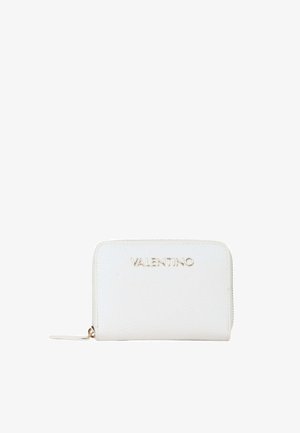 Portefeuille blanc zippé avec logo doré "VALENTINO" centré sur le devant, cuir texturé et petite languette de tirage sur le côté gauche.