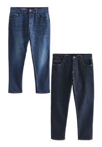 Kaksi paria slim fit -farkkuja vaihtelevissa sinisen sävyissä. Toinen on vaaleammassa pesussa ja toinen tummemmassa pesussa, molemmat valmistettu denimg materialista.