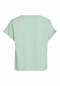 Blouse vert clair avec manches courtes à volants, tissu doux et forme rectangulaire, présentant un dos simple et lisse.