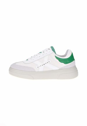 Sneaker bianco realizzato in pelle sintetica, presenta accenti verdi, linguetta imbottita, tomaia testurizzata e una suola spessa e arrotondata.