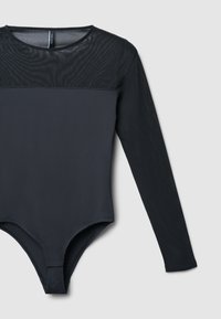 Body a maniche lunghe nero con pannello superiore in rete, tessuto liscio, scollatura rotonda e design aderente per una silhouette affusolata.