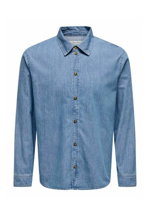 Chemise en denim bleu clair à manches longues, avec col et fermeture à boutons dorés sur le devant. Présente une texture lisse et un design classique.