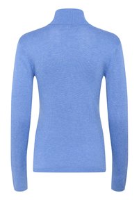 Pull en tricot bleu clair avec un col montant, des manches longues et une texture lisse. Les poignets et l'ourlet côtelés apportent de la structure au design.
