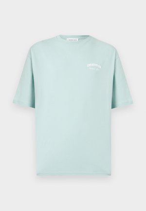 Ανοιχτό μπλε κοντομάνικο T-shirt με στρογγυλή λαιμόκοψη και μικρό λευκό κείμενο "Creative Co." στο αριστερό στήθος, παρουσιασμένο σε απλό φόντο.