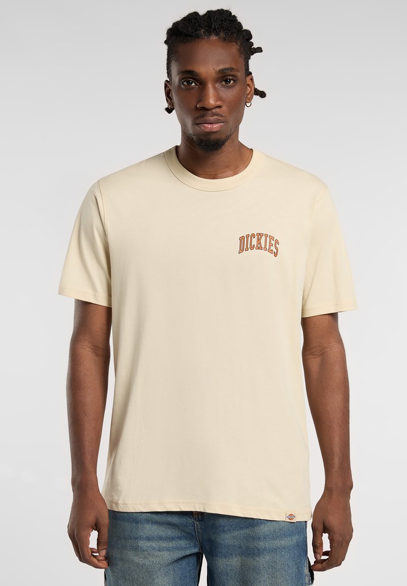 Dickies AITKIN CHEST TEE - Triko s potiskem - wood ash