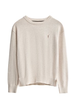 Maglione beige in morbido tessuto a maglia con scollo rotondo, polsini e orlo a coste, e un piccolo logo in evidenza sul petto.