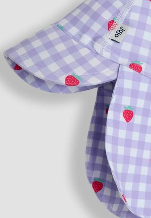 Chapeau en tissu vichy violet avec un large bord, orné de petites fraises rouges en accent. Inclut une étiquette pour l'identification de la marque.