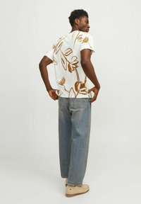 Jack & Jones PREMIUM ALL OVER RUNDHALS - T-shirt med print - sudan brown