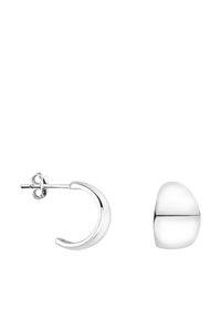 Silverörhängen med en svängd hängdesign och en slät, rund stud. Högpolerad yta med en modern, minimalistisk estetik.